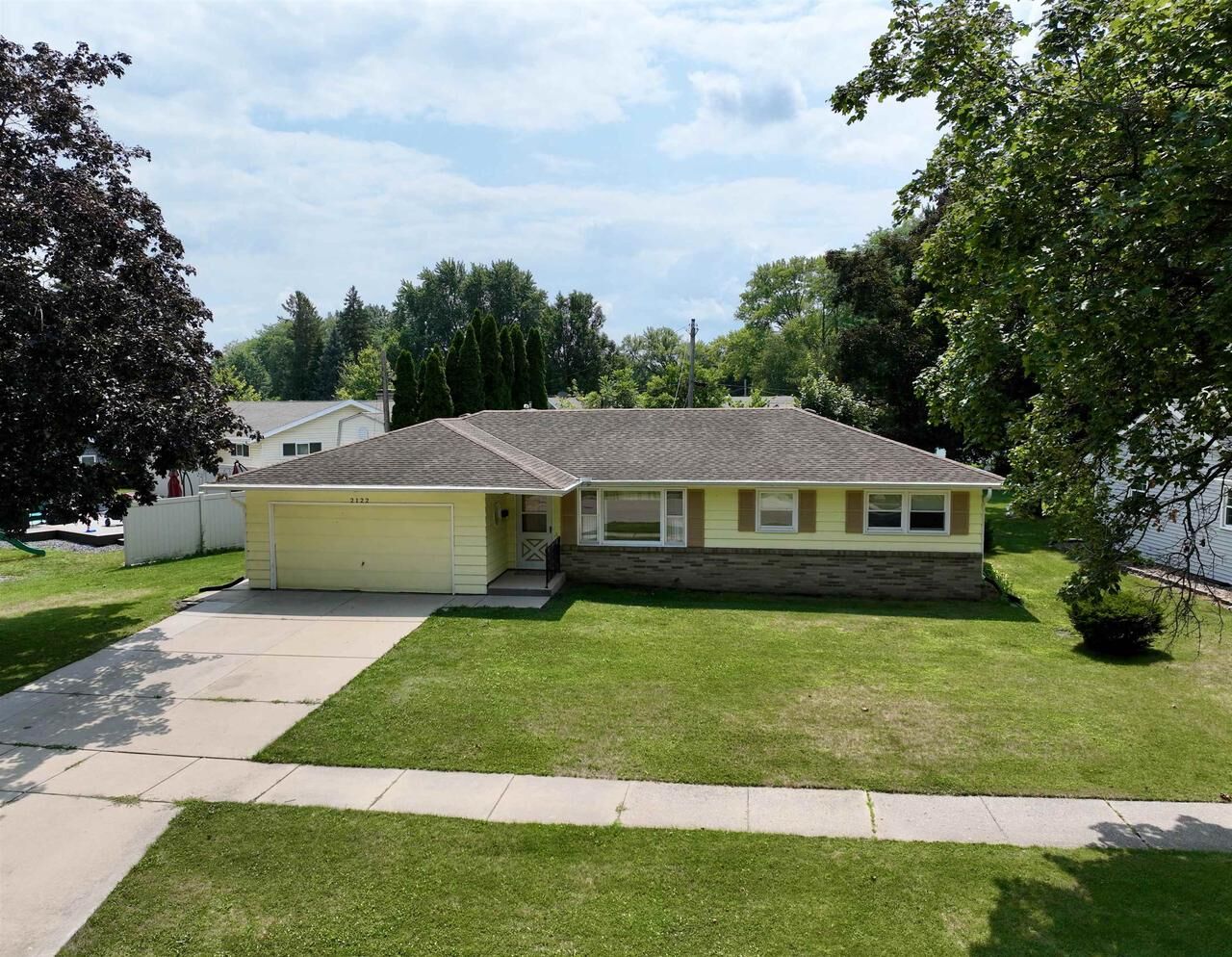 Property Photo:  2122 N Hawthorne Park Drive  WI 53545 