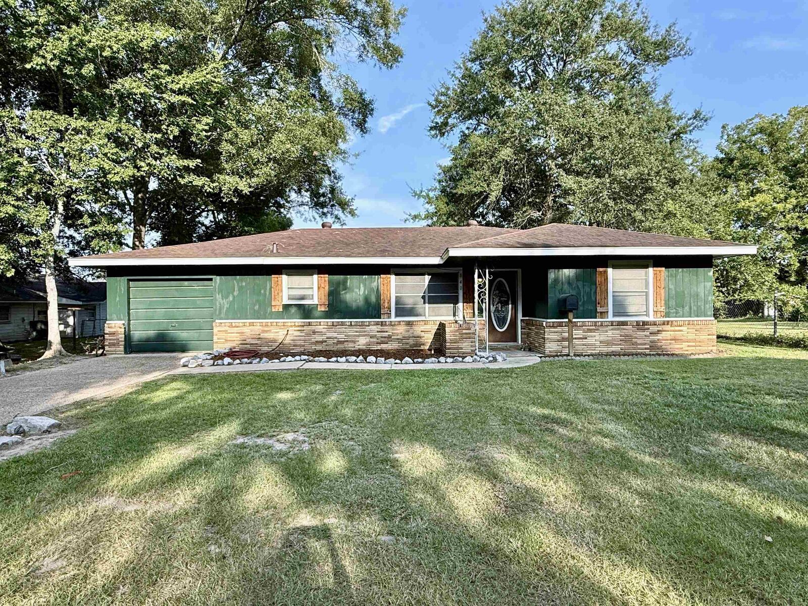 Property Photo: 840 N 6th Street TX 77656