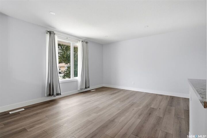 Property Photo:  10 Osborne Crescent  SK S4R 5J1 