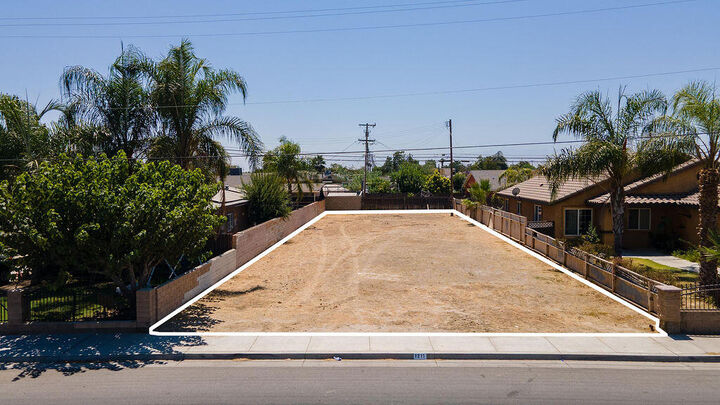 Property Photo:  1211 E Planz Road  CA 93307 