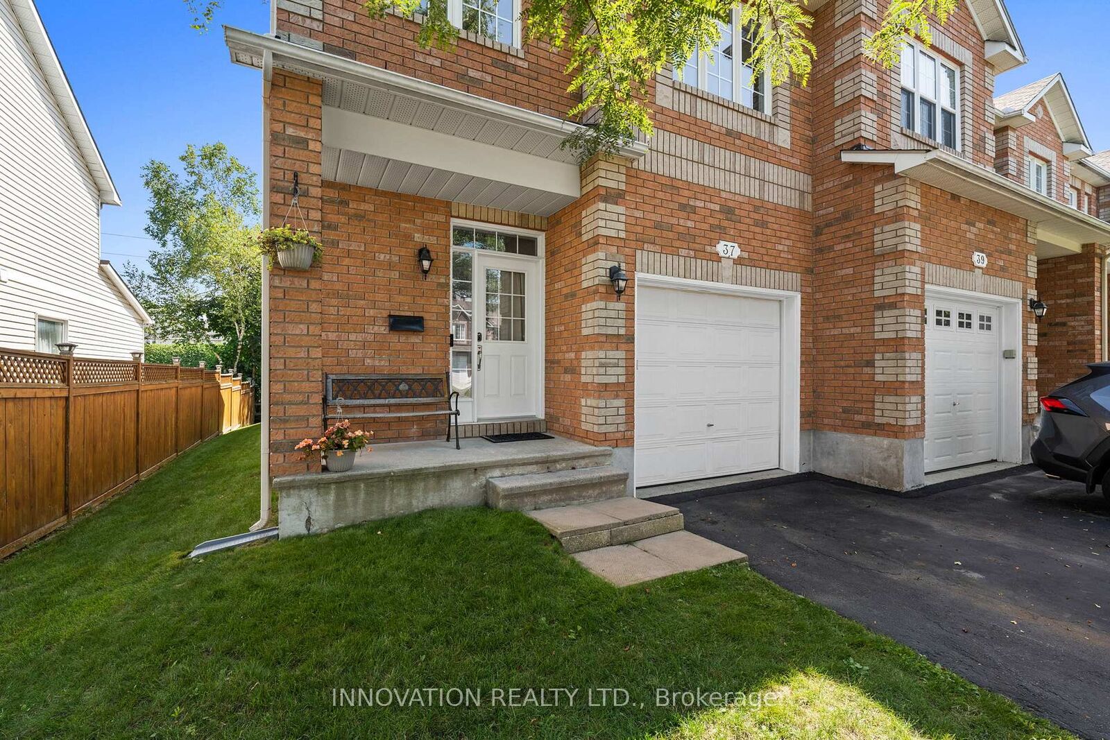 Property Photo: 37 Chantilly Gate ON K2S 2B1