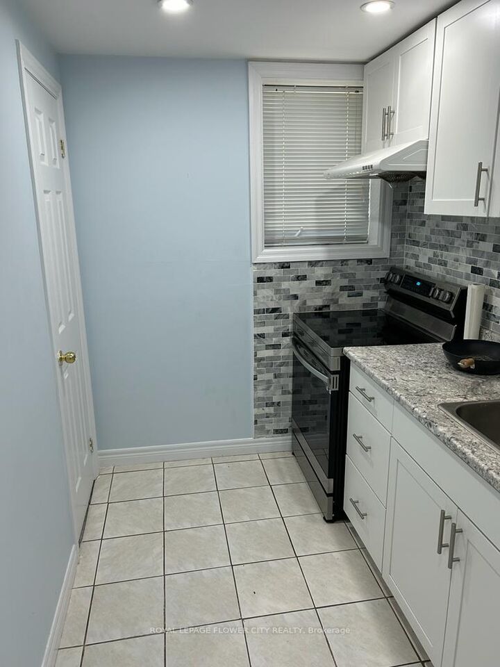 Photo de la propriété:  4 Lascelles Blvd Drive Bsmt  ON L6S 3T3 
