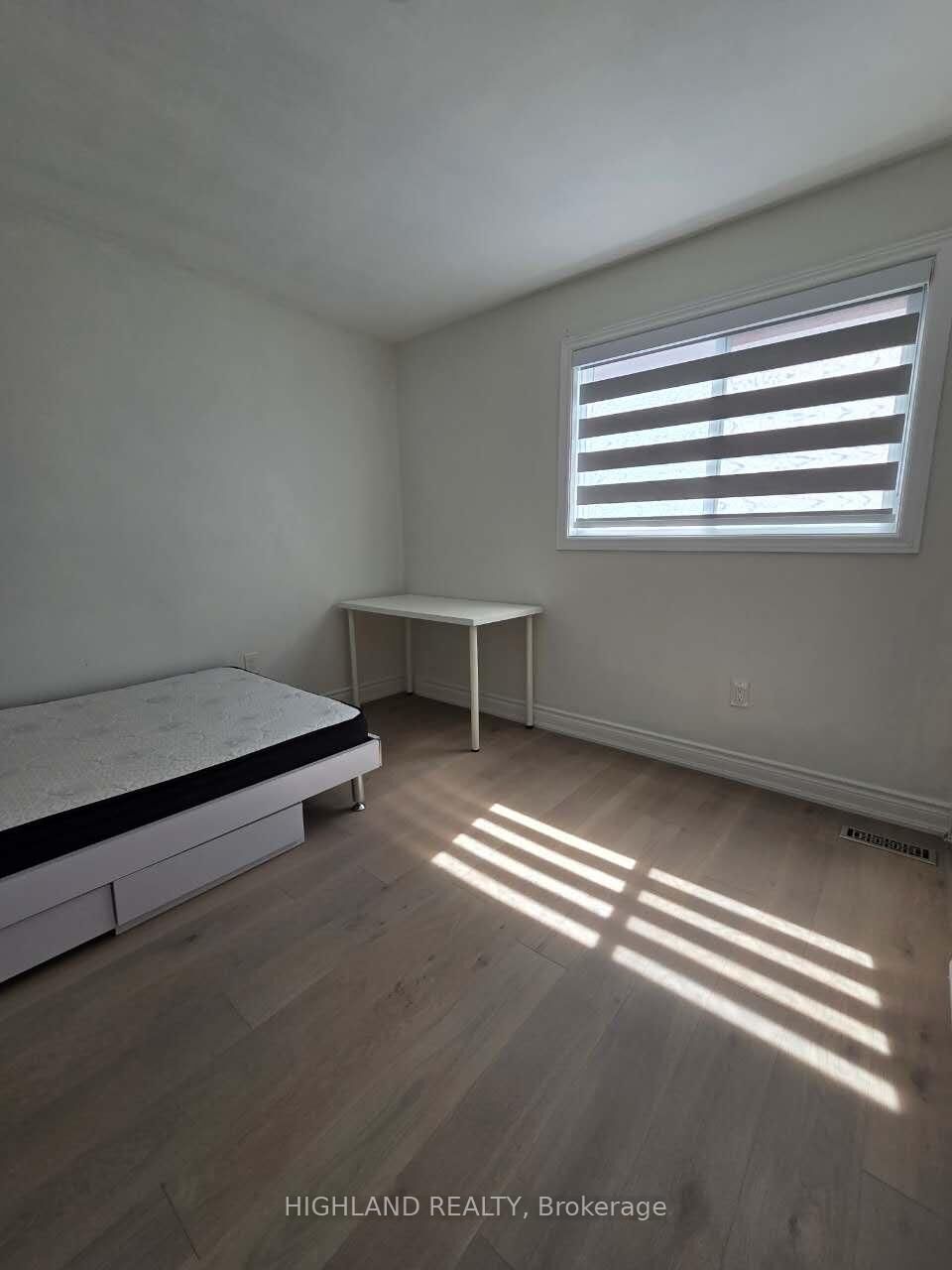 Property Photo: 252 Hickory Circle Ground-Floor Room ON L6H 4V2
