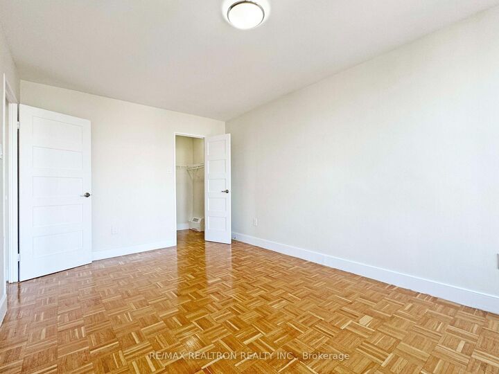 Property Photo: 666 Spadina Avenue 1704 ON M5S 2H8