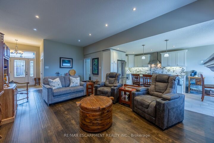 Property Photo: 7 Stonebridge Place ON N3Y 4K1