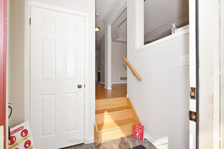 Photo de la propriété:  112 McBride Avenue  ON L1C 0J5 