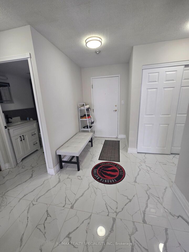Property Photo: 135 Hillcrest Avenue 1204 ON L5B 4B1