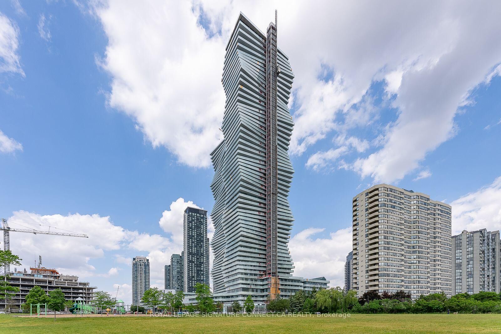 Property Photo:  3900 Confederation Parkway 4911  ON L5B 0M3 