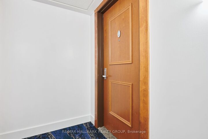 Property Photo: 242 Rideau Street 1501 ON K1N 0B7