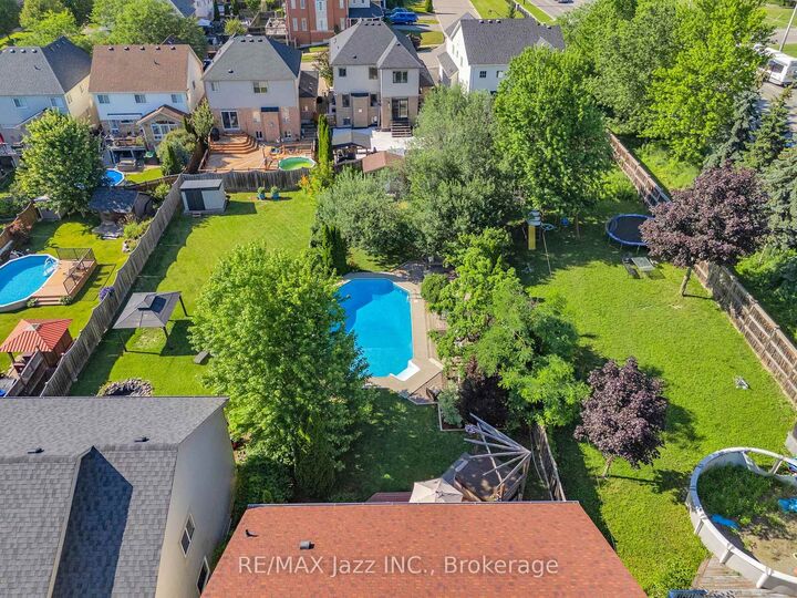 Property Photo: 1098 Keswick Court ON L1K 2V2