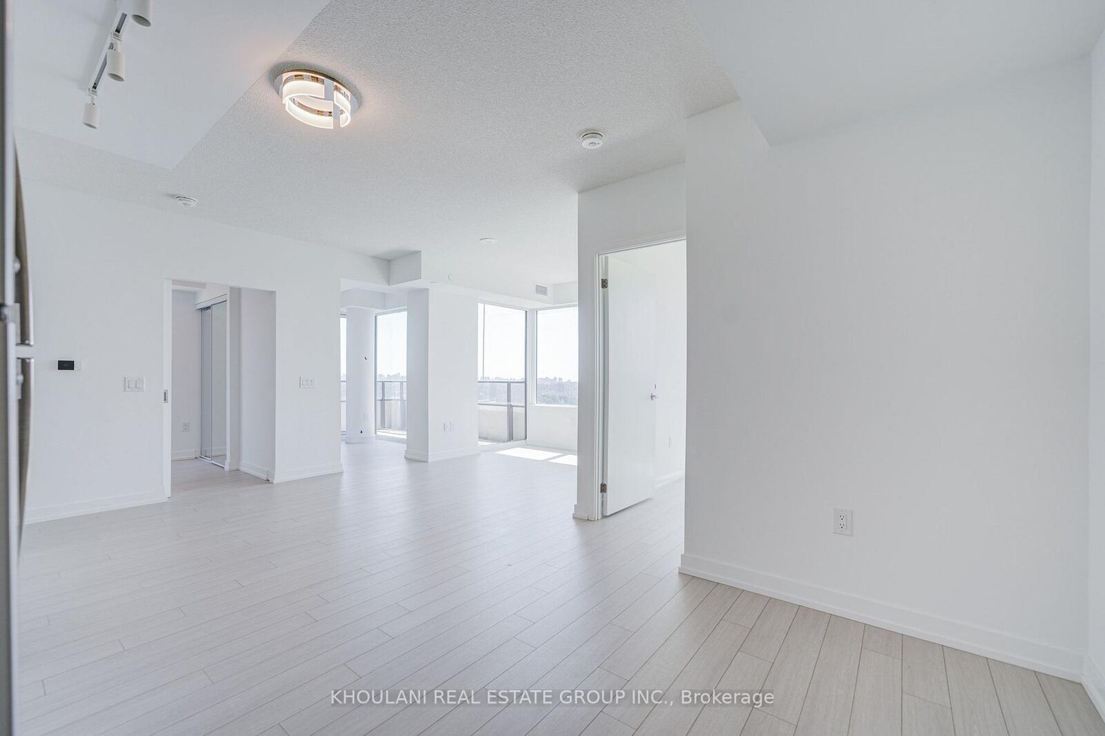 Property Photo:  4010 Eglinton Avenue W 1113  ON M9A 0G5 