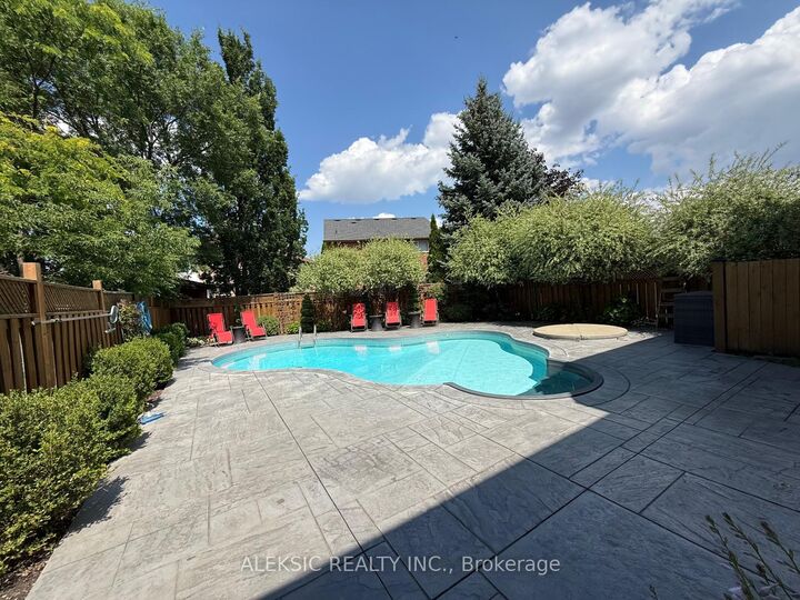 Property Photo: 33 Hillpath Crescent ON L6Z 4T7