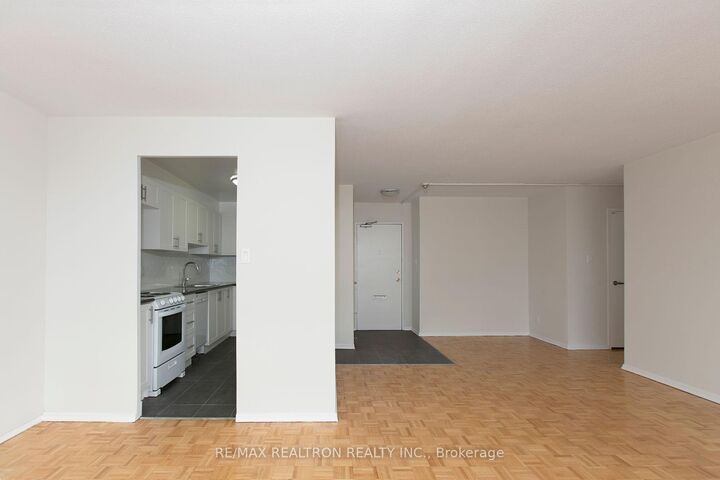 Property Photo:  6200 Bathurst Street 1110  ON M2R 2A3 
