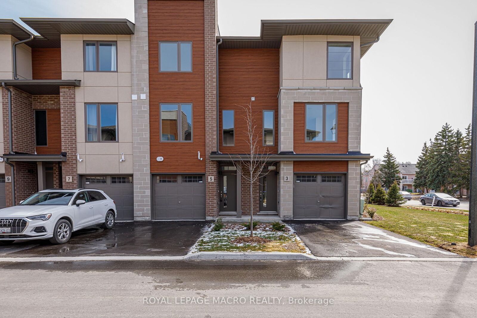 Property Photo: 5 Winters Crescent NW ON L9Y 5T1