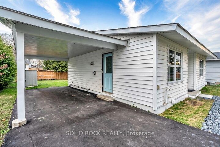 Property Photo: 2158 Fillmore Crescent ON K1J 6A4