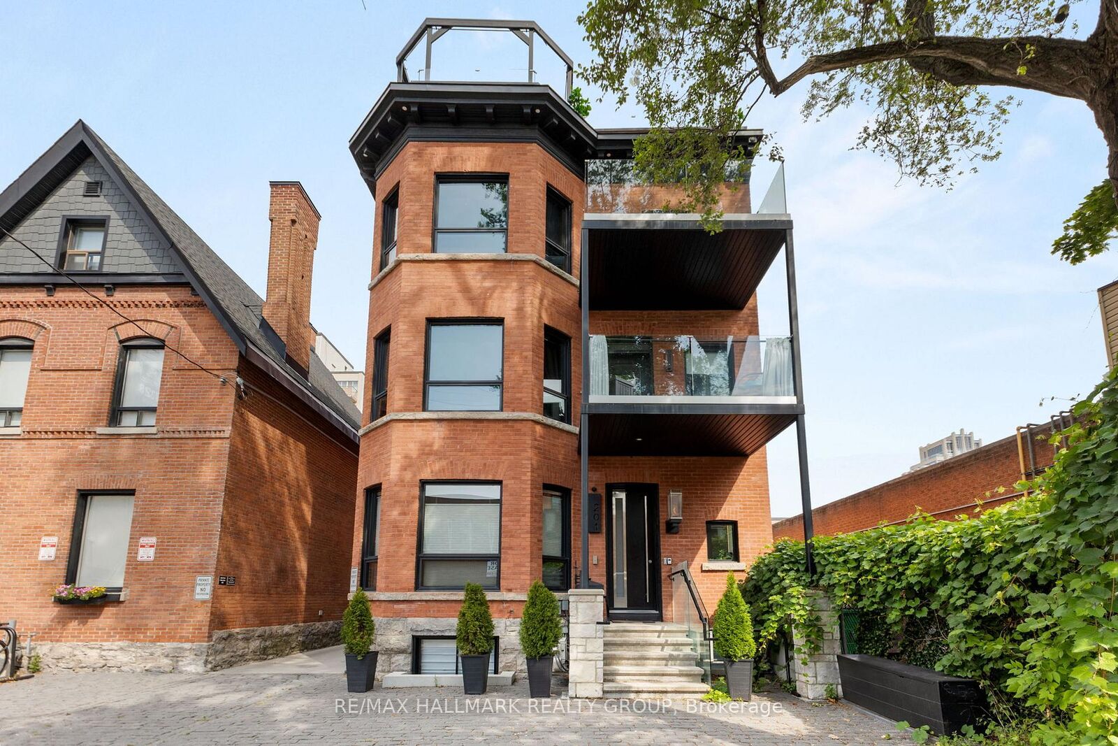 Property Photo: 201 Maclaren Street 2 ON K2P 0L4