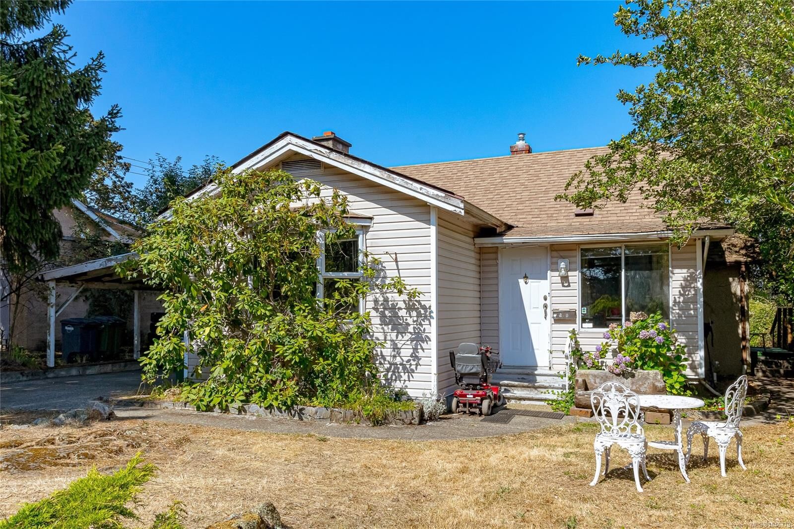 Property Photo:  508 Davida Ave  BC V9A 2C7 