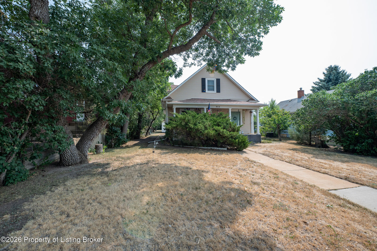 Property Photo: 913 2nd Avenue W ND 58647