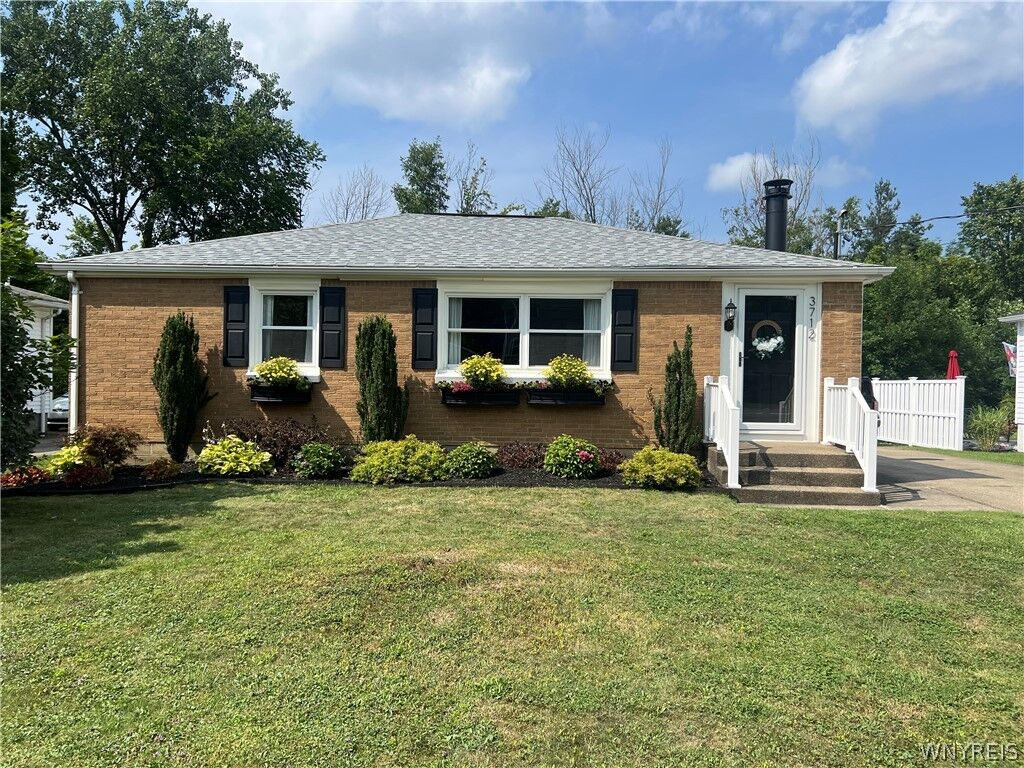 Property Photo: 3712 Yale Ave Avenue NY 14075