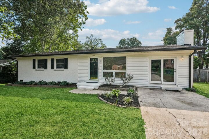 Property Photo: 1443 Lynhurst Drive NC 28054