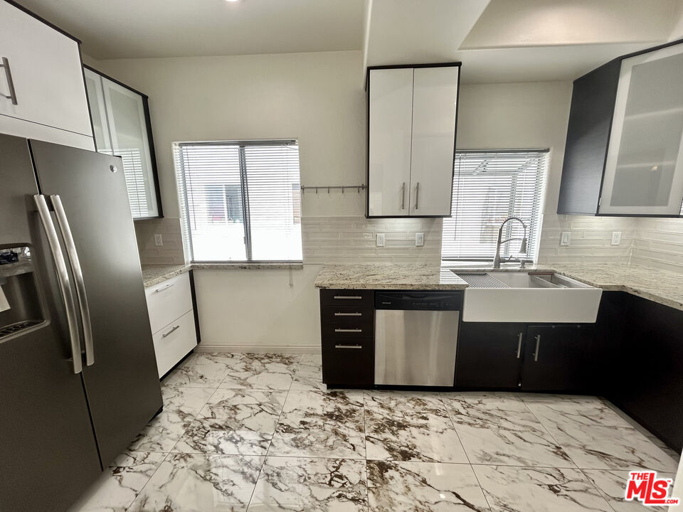Property Photo: 5145 Yarmouth Ave, Unit 25 CA 91316