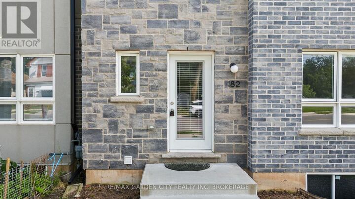 Property Photo:  182 Broadway Lane 8  ON L3C 5L5 