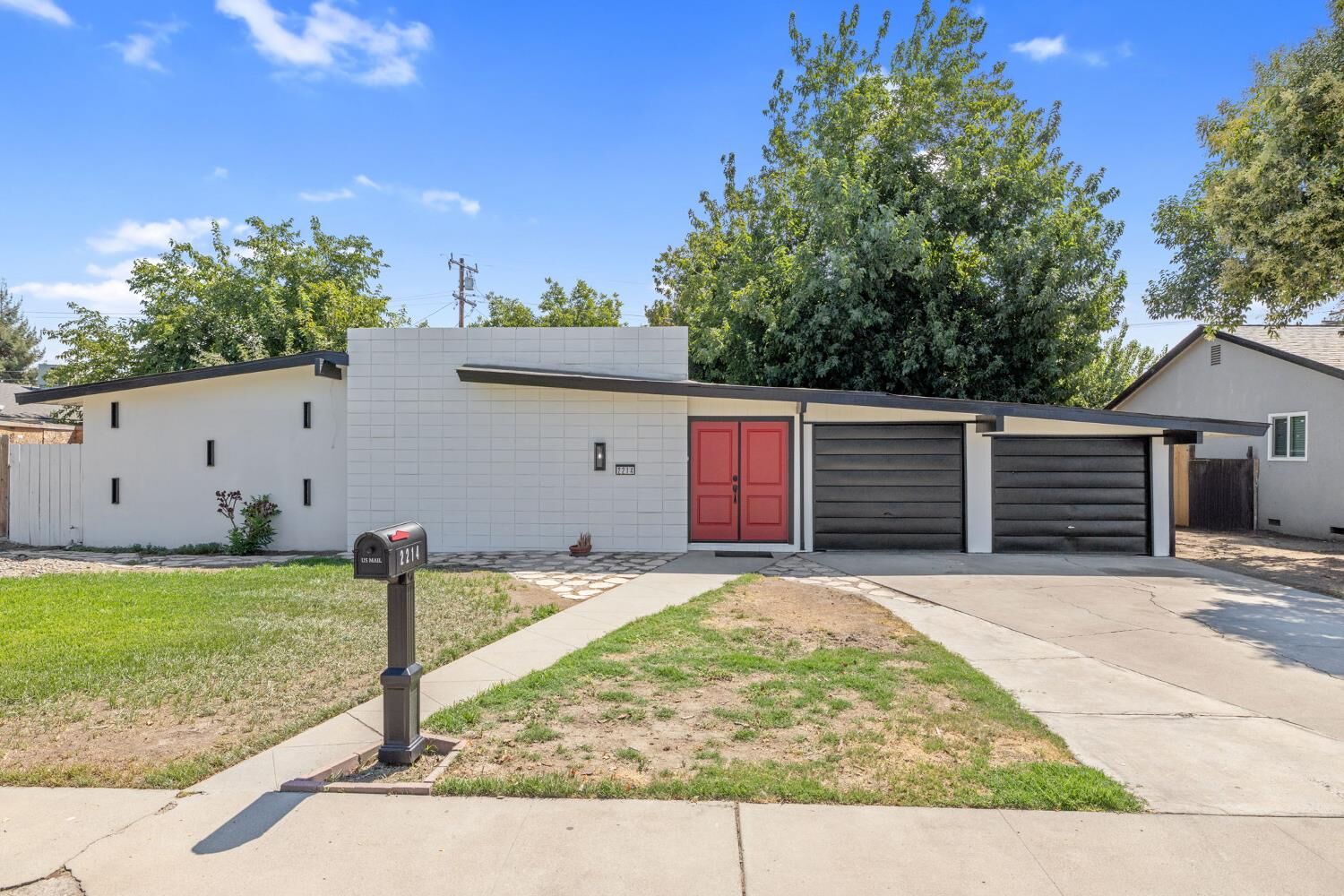 Property Photo:  2214 S Locust Street  CA 93277 