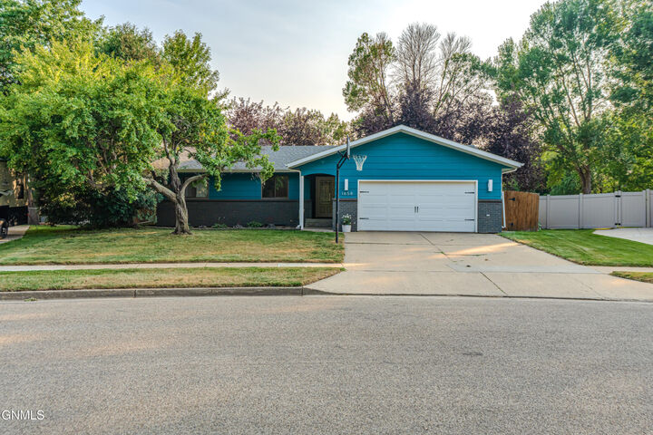 Property Photo:  1658 Portland Drive  ND 58504 