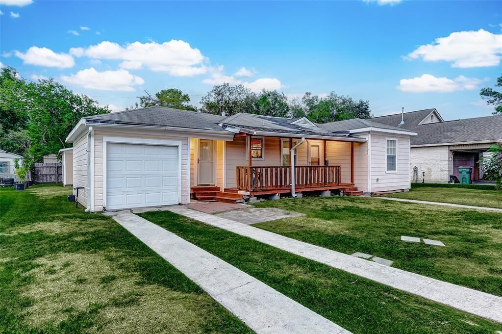 Property Photo: 913 Maple Avenue TX 77506