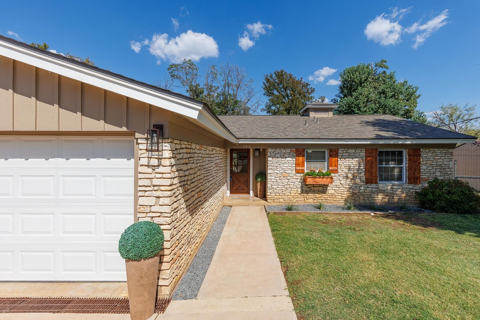 Property Photo: 142 Lakeshore Dr TX 78657