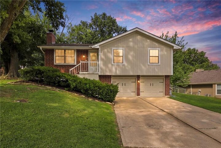 Property Photo:  717 SE Parkwood Court  MO 64014 