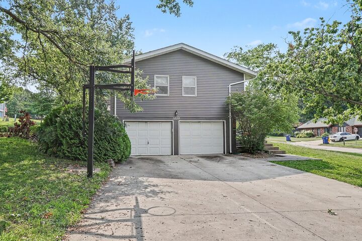 Property Photo: 1020 Park Lane IA 50219