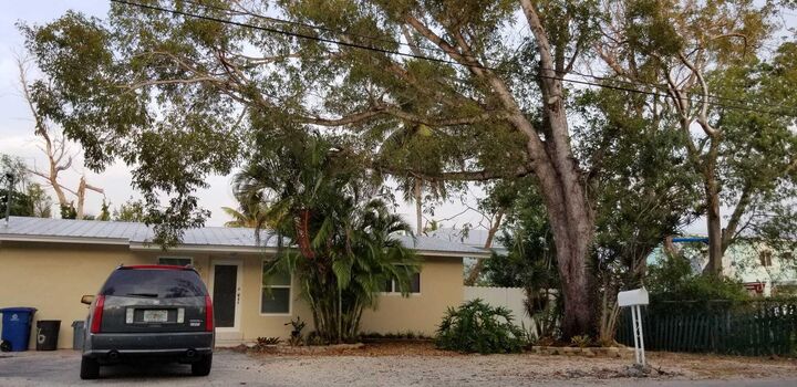 Property Photo: 980 Oleander Road FL 33037