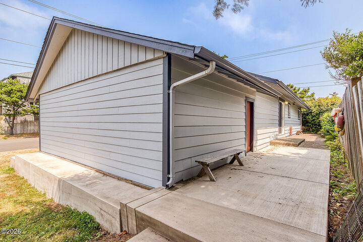 Property Photo: 507 NW 12th Street OR 97365