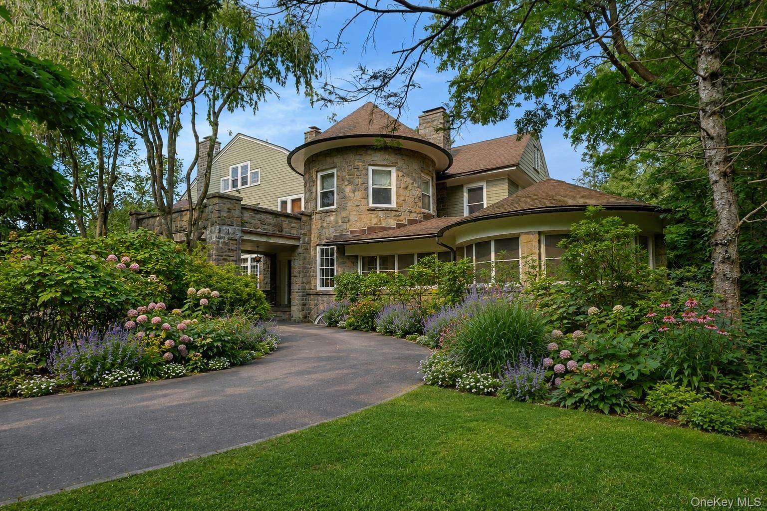 Property Photo:  215 Soundview Avenue  NY 10606 