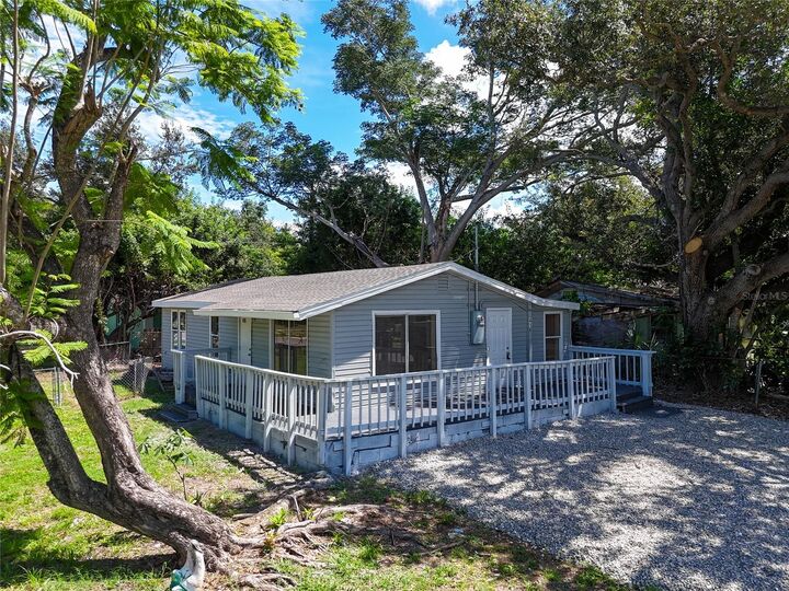 Property Photo: 416 27th Avenue W FL 34205