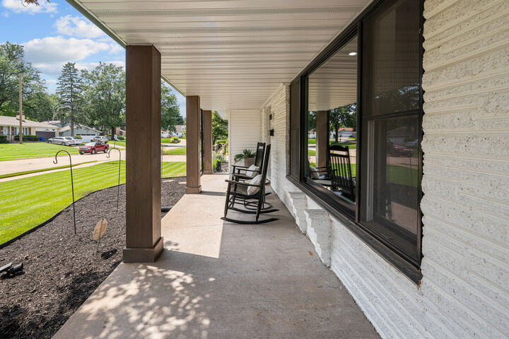Property Photo:  2414 E Garfield Street  IA 52803 