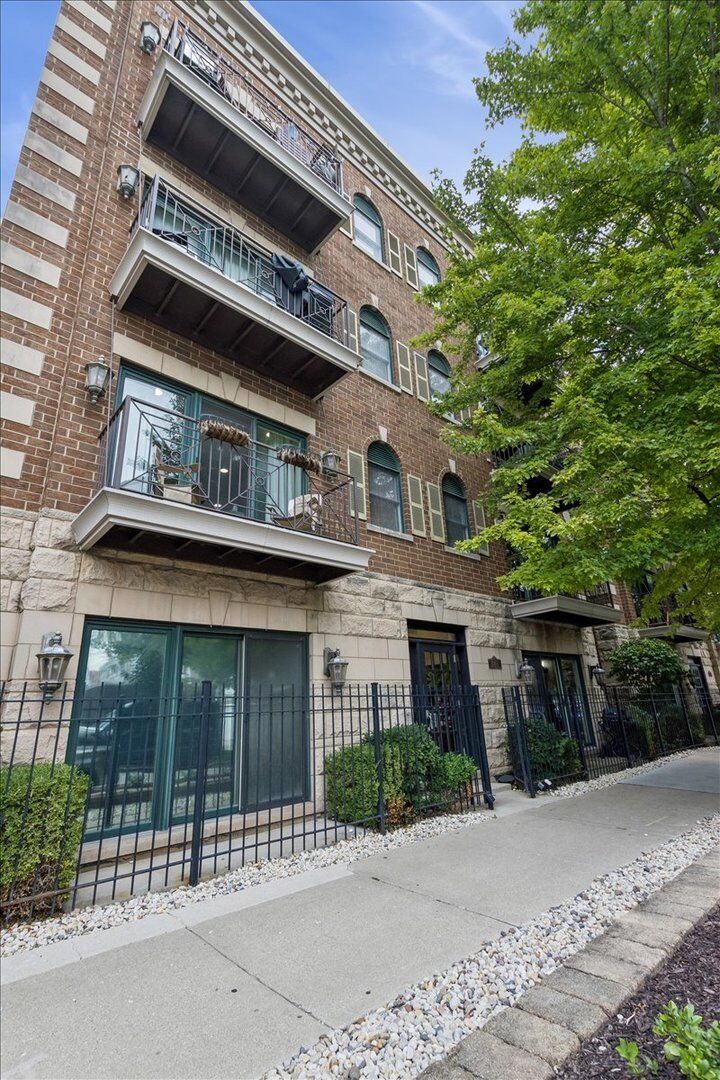 Property Photo:  1148 W Roscoe Street 1E  IL 60657 