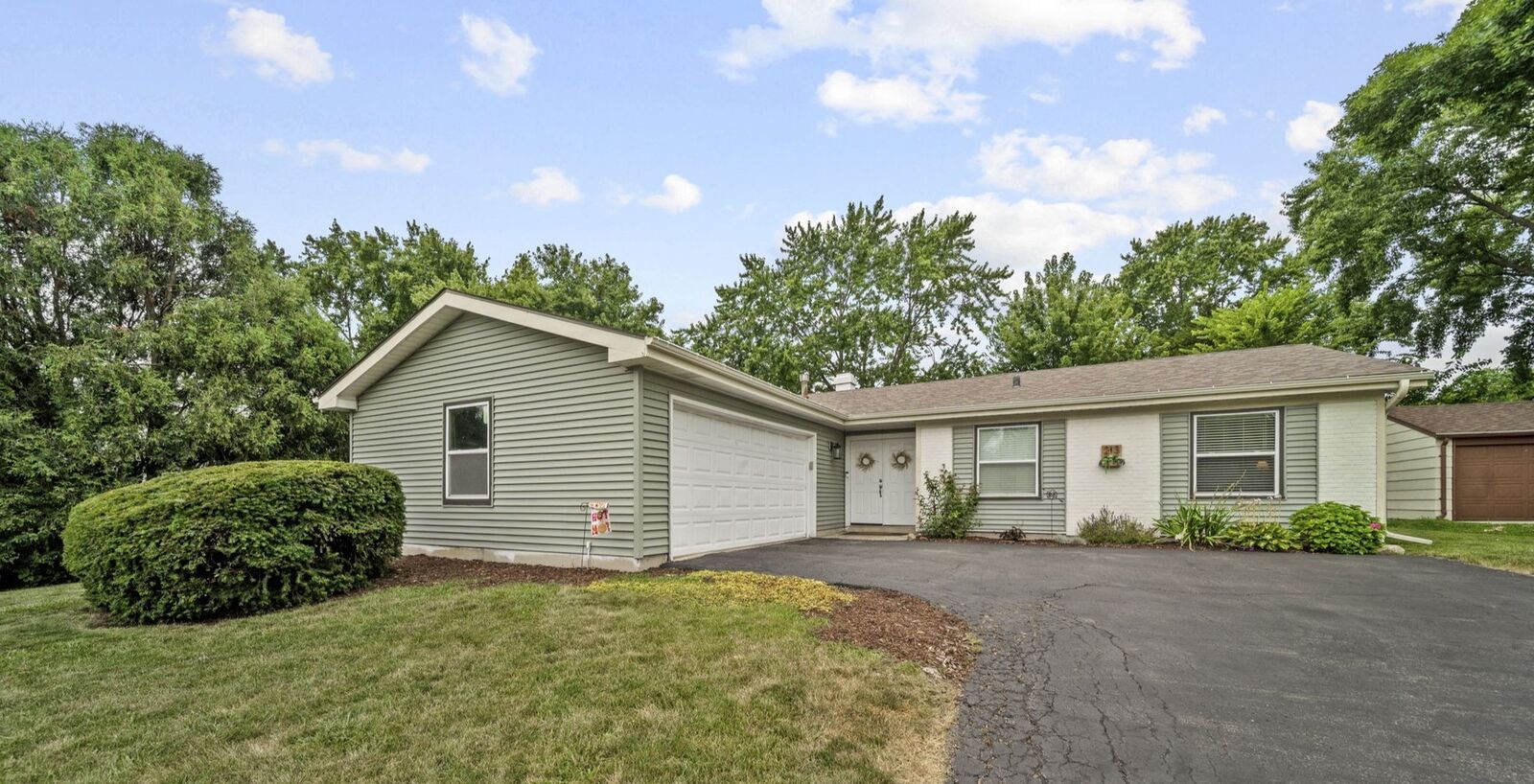 Property Photo: 213 Lexington Drive IL 60440