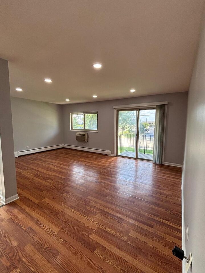 Property Photo:  659 E Fullerton Avenue 210  IL 60139 