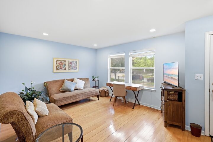 Property Photo:  6957 S East End Avenue  IL 60649 