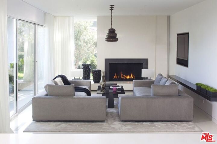 Property Photo:  