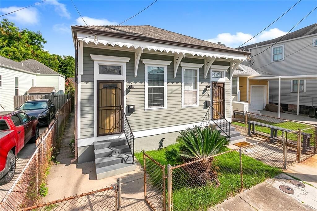Property Photo:  2411 S Saratoga Street  LA 70113 