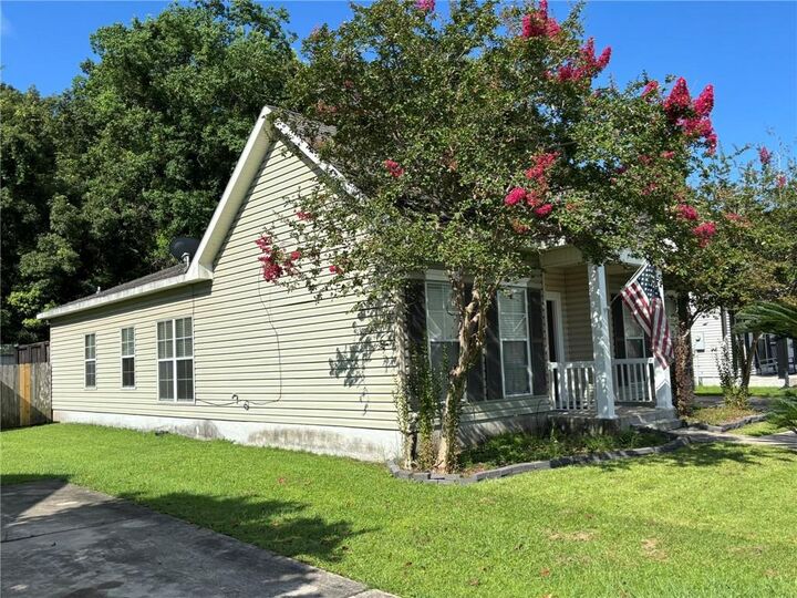 Property Photo: 2735 Village Court LA 70072