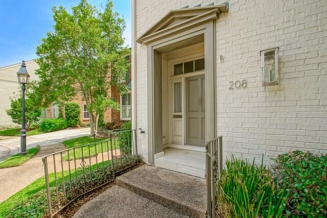 Property Photo: 208 Rue St Peter Street LA 70005