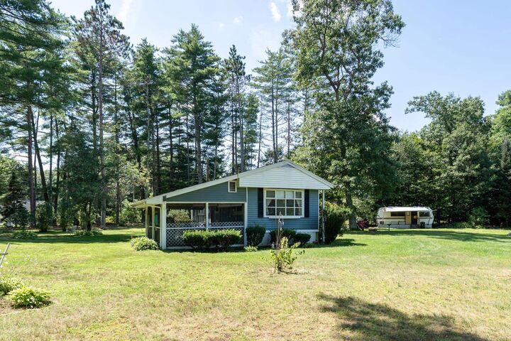 Property Photo: 8 Norris Court NH 03042