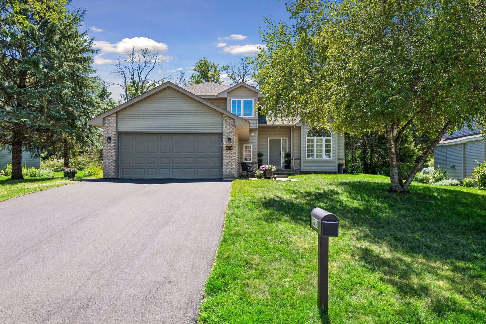 Property Photo: 3951 Country Oaks Drive MN 55331