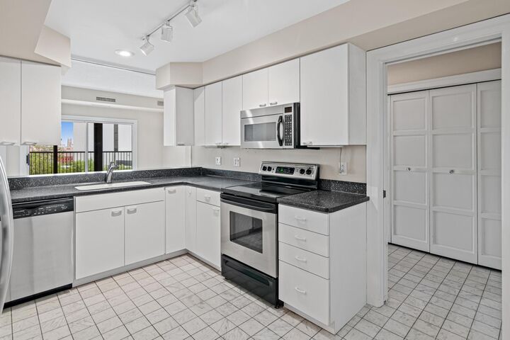 Property Photo: 1235 Yale Place 808 MN 55403