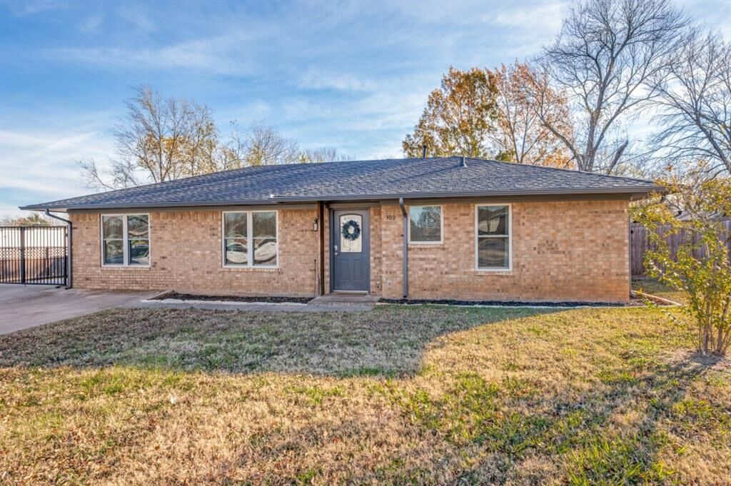 Property Photo: 309 S Washington Street TX 76258