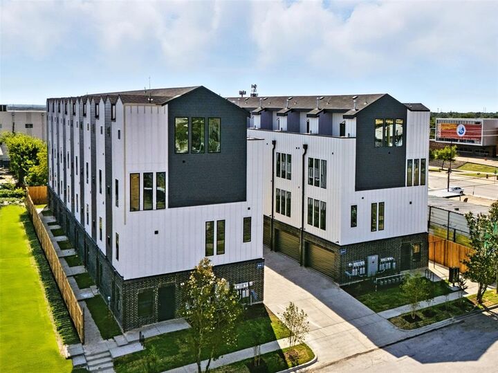 Property Photo: 312 N Lancaster Avenue 13 TX 75203